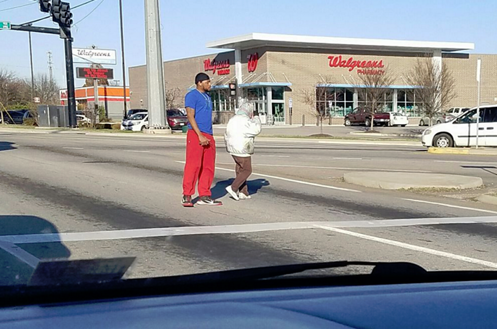 Virginia Man Stops Traffic, Helps Elderly Woman Cross the Street – The Good News [VIDEO]