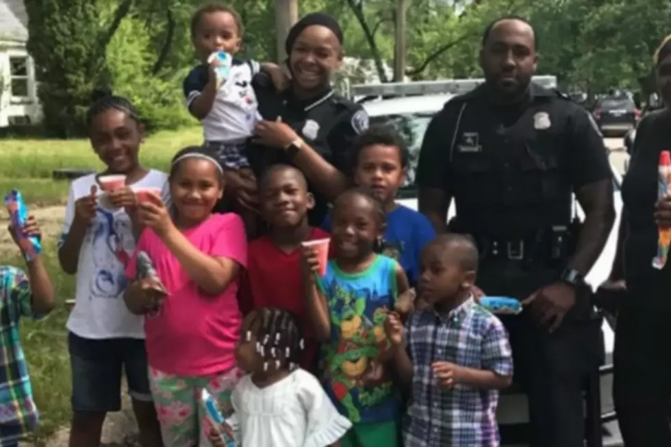 Police Officers Buy Ice Cream for All the Kids [VIDEO]