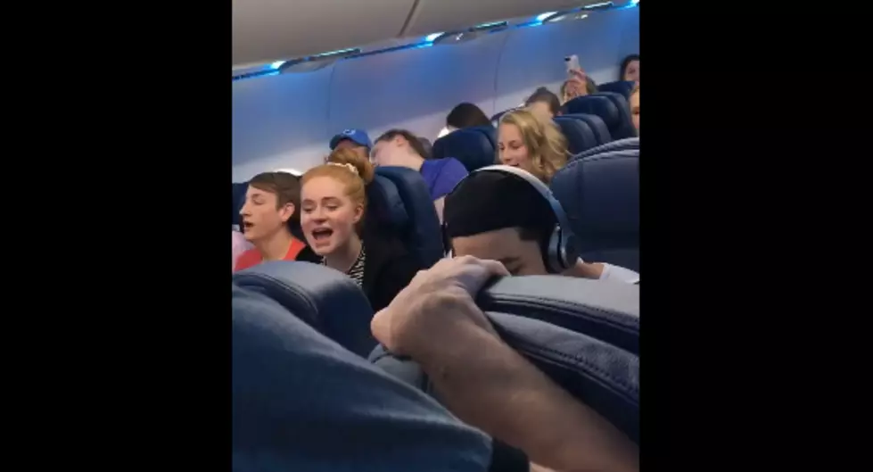 Bay City Choir Sings to Passengers on Delayed Delta Flight [VIDEO]