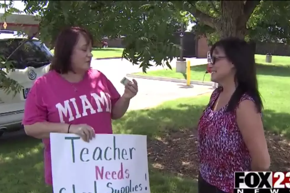 Teacher Panhandles in Order to Put Supplies in Her Classroom [VIDEO]