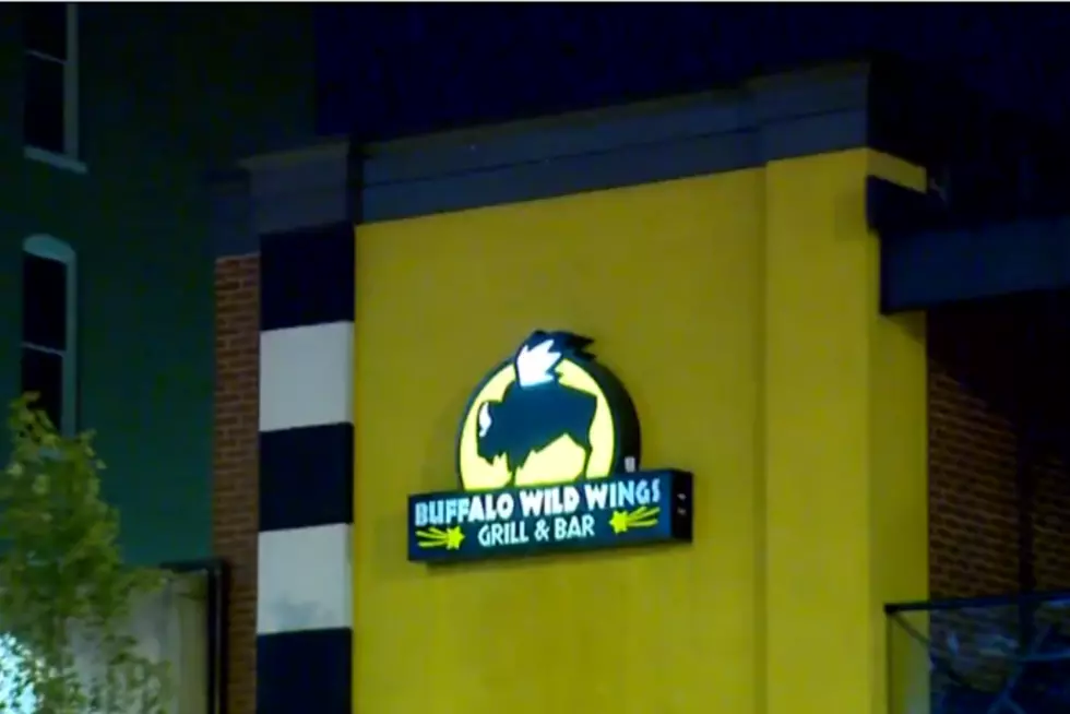 Michigan Buffalo Wild Wings Manager Fired for Choking Customer [VIDEO]