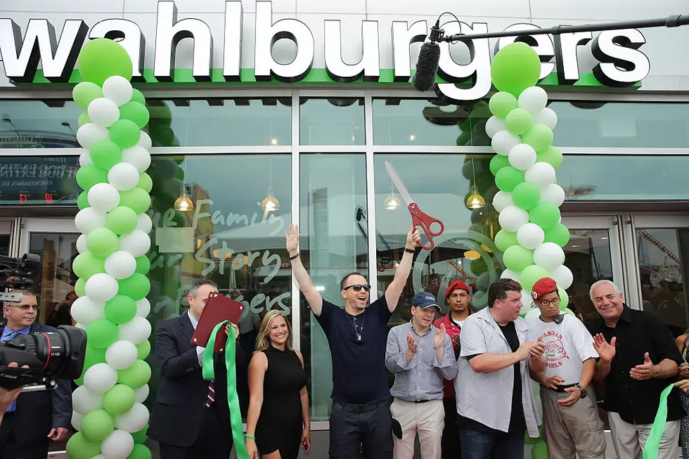 Wahlburgers at Genesee Valley Center Hiring This Weekend