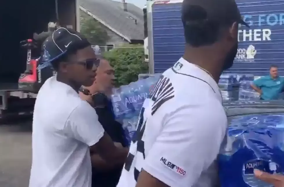 Detroit Tigers Handed Out Water in Flint – The Good News