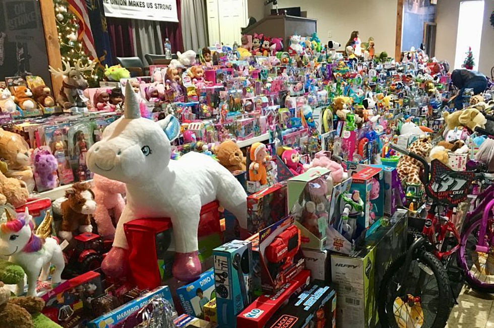 Flint Local UAW 598 Collects Toys for Tots – The Good News