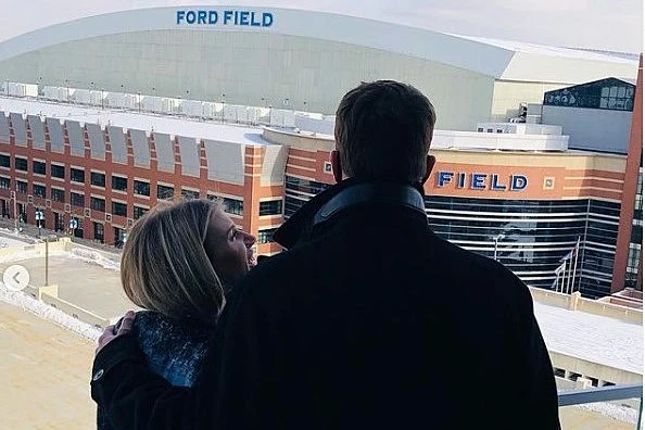 Rams' Matthew Stafford criticized for walking away after photographer Kelly  Smiley falls off stage while taking pictures of him - ABC30 Fresno