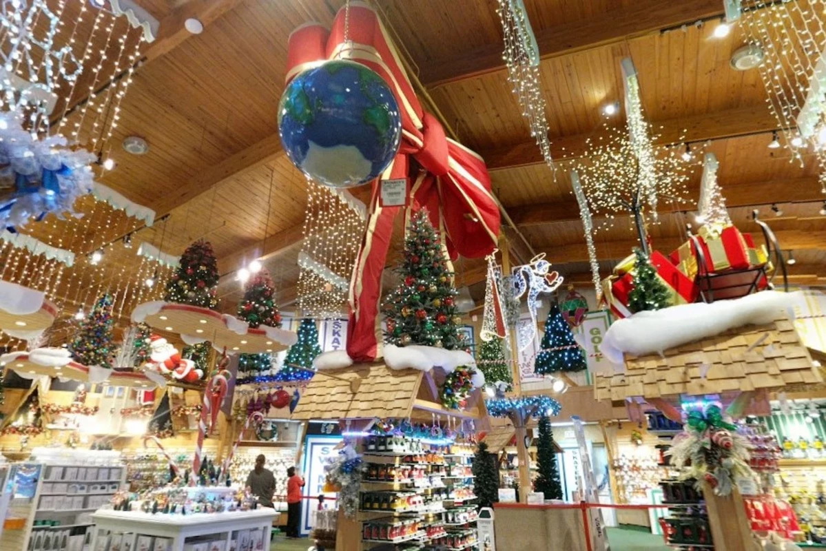 A Christmas Tree That Changes Size at Bronner's!