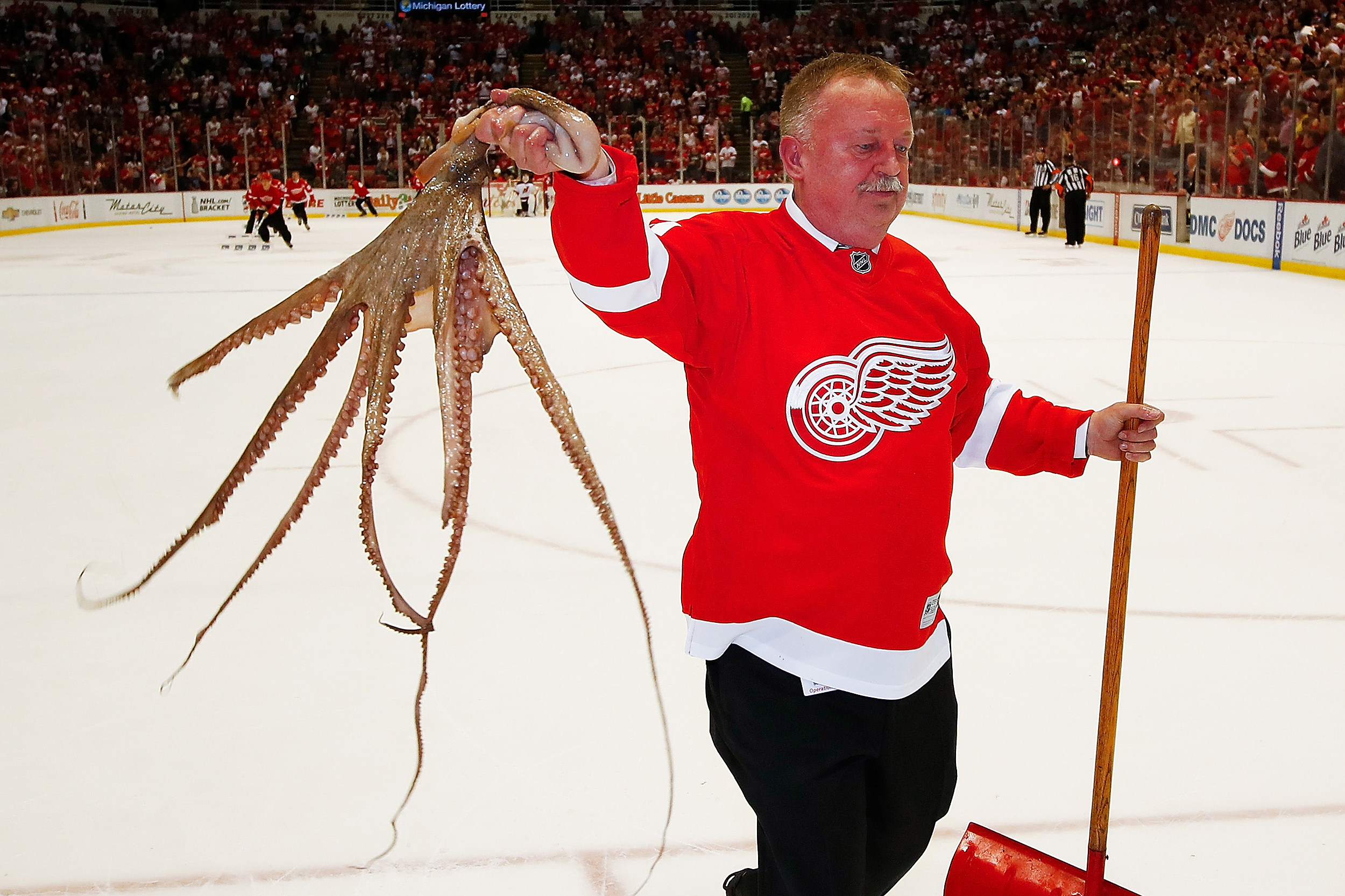 Red Wings, under a flurry of octopuses, bid farewell to Joe Louis