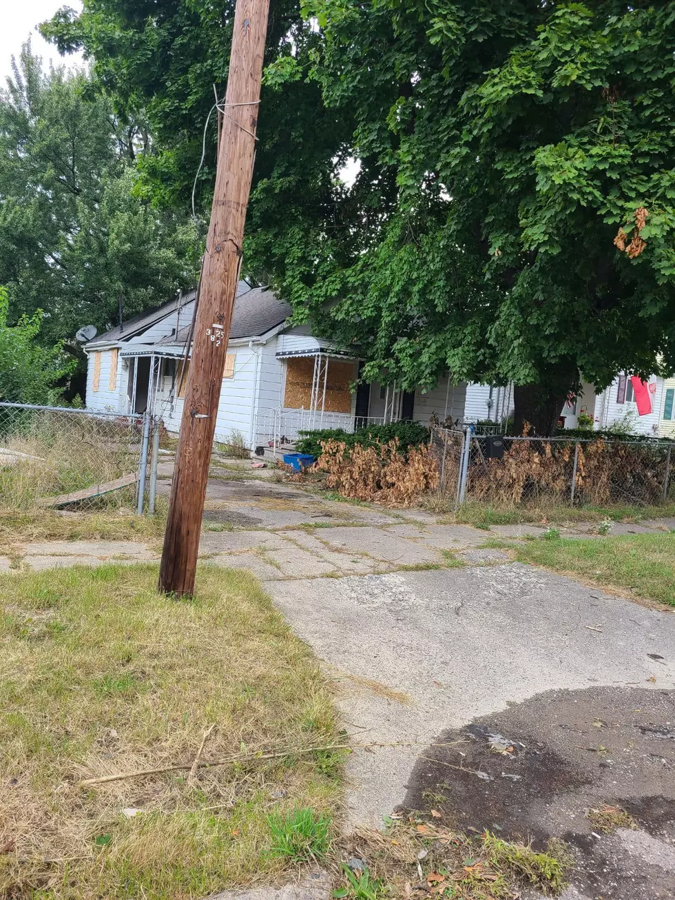 Crews Begin Demolition Process in Flint Hogarth Ave. Neighborhood [PHOTOS]