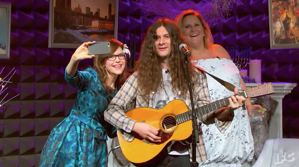 Kurt Vile Sings Holiday Version of ‘Wakin on a Pretty Day’
