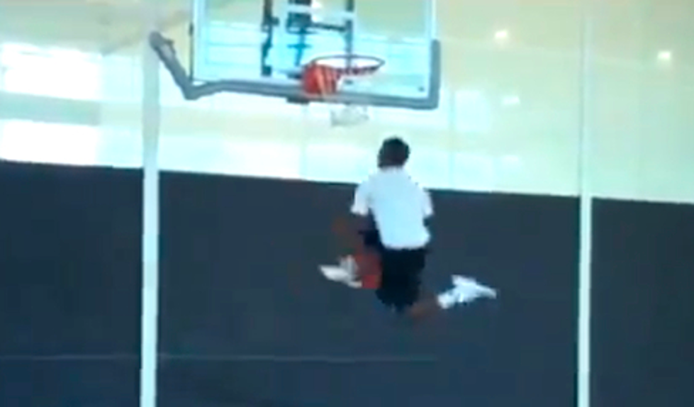 5’5″ Porter Maberry Performs An Incredible Dunk (Video)