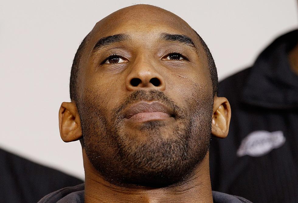 Kobe Bryant Really Doesn’t Want to Be in the Lakers’ Team Photo