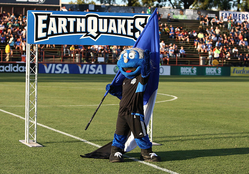San Jose Earthquakes Mascot Gets Into Pushing Match with Opponents [VIDEO] 
