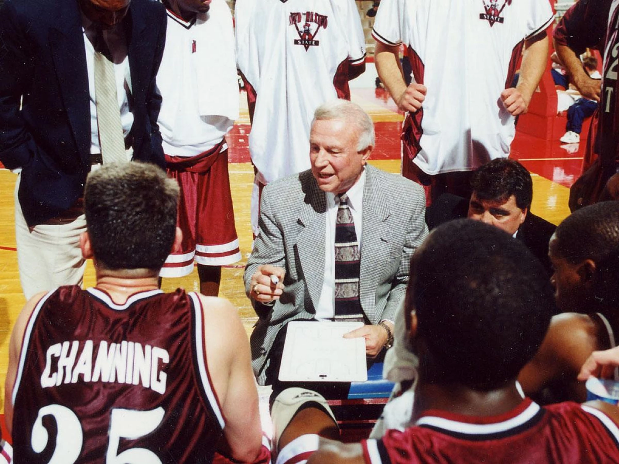 Lou Henson, Final Four Coach With Two Schools, Dies at 88 - The