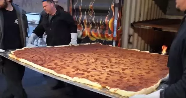 Michigan Restaurant Makes World Record Delivery Pizza, Forgets Napkins