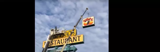 Watch the Removal of the Landmark Theo &#038; Stacy&#8217;s Sign on Portage Road