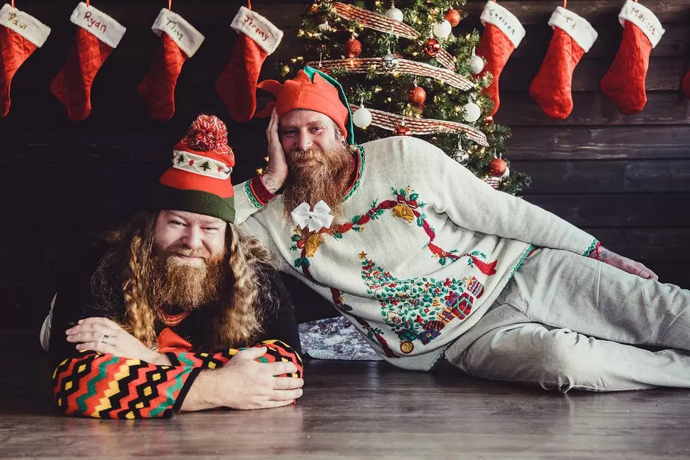 Elk River Brewery Wins the Internet with Awkward Christmas Photos