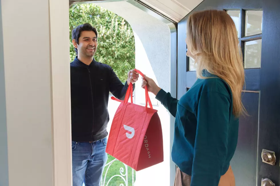 DoorDash Demonstrates Dasher Fulfilling Deliveries