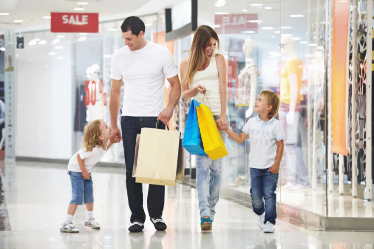 The are going shopping walking. Одежда для всей семьи. Семья шоппинг. Дети шоппинг. Семья с детьми в магазине.