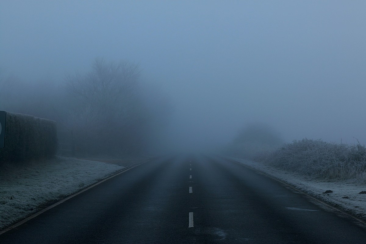 Серая дорога фото. Ну погода и в тумане.