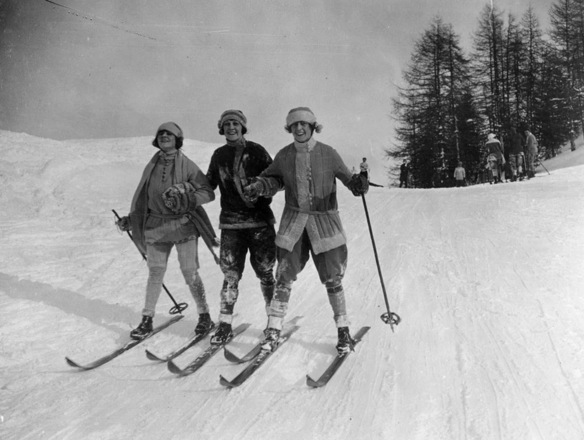 Лыжник в начале. Шамони лыжные гонки 1924. Лыжные гонки 1924 года в Шамони. Биатлон в Шамони 1924. Олимпийские игры 1924 лыжи.