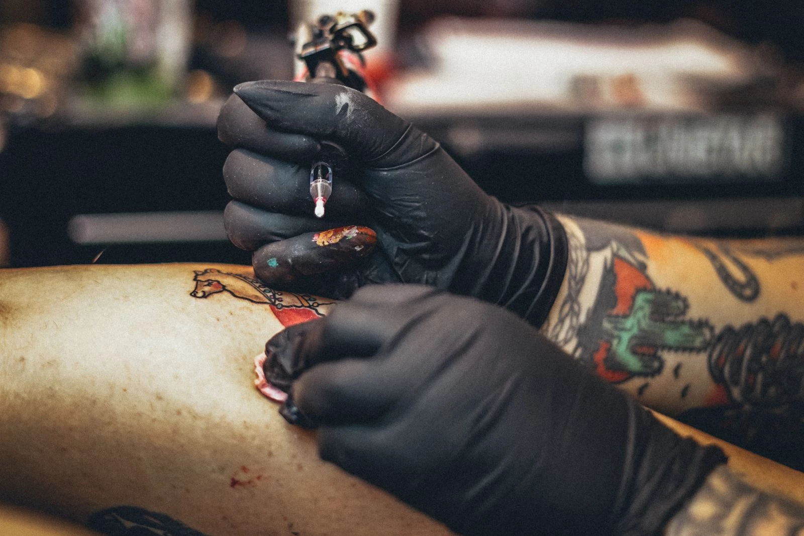 Premium Photo | Tattoo machine close up tattoo artist creating tattoo on a  man's arm