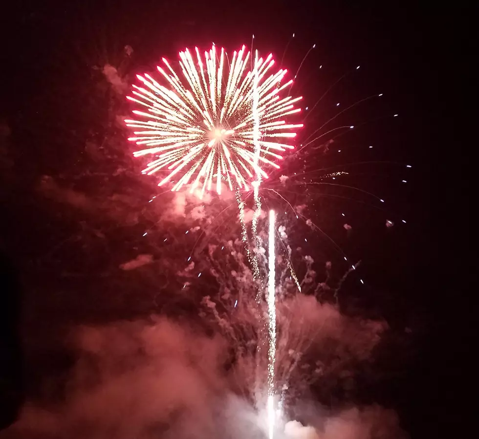 Christmas In The Nighttime Sky Fireworks Light Up Twin Falls (WATCH)