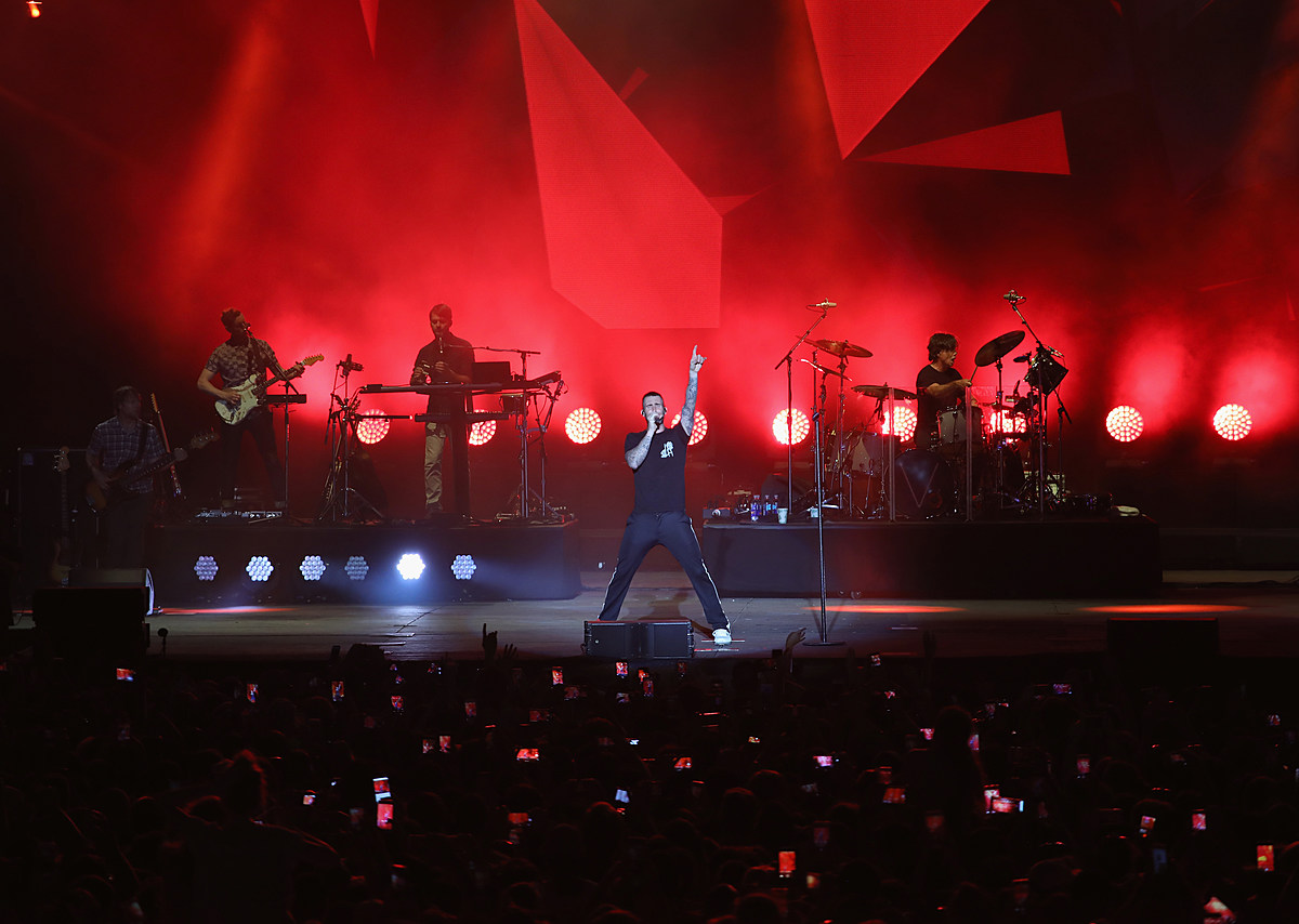 Концерты развлечения. Солист группы Maroon 5. Maroon 5 "Red Pill Blues".