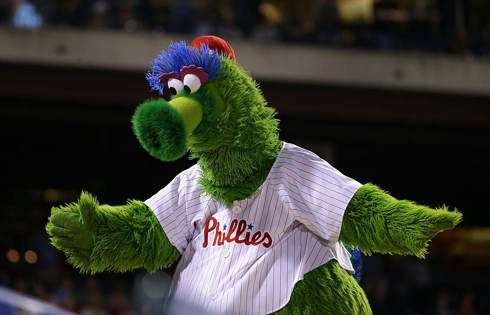 [VIDEO] Phillie Phanatic Helps with Bride &#038; Groom&#8217;s 1st Look