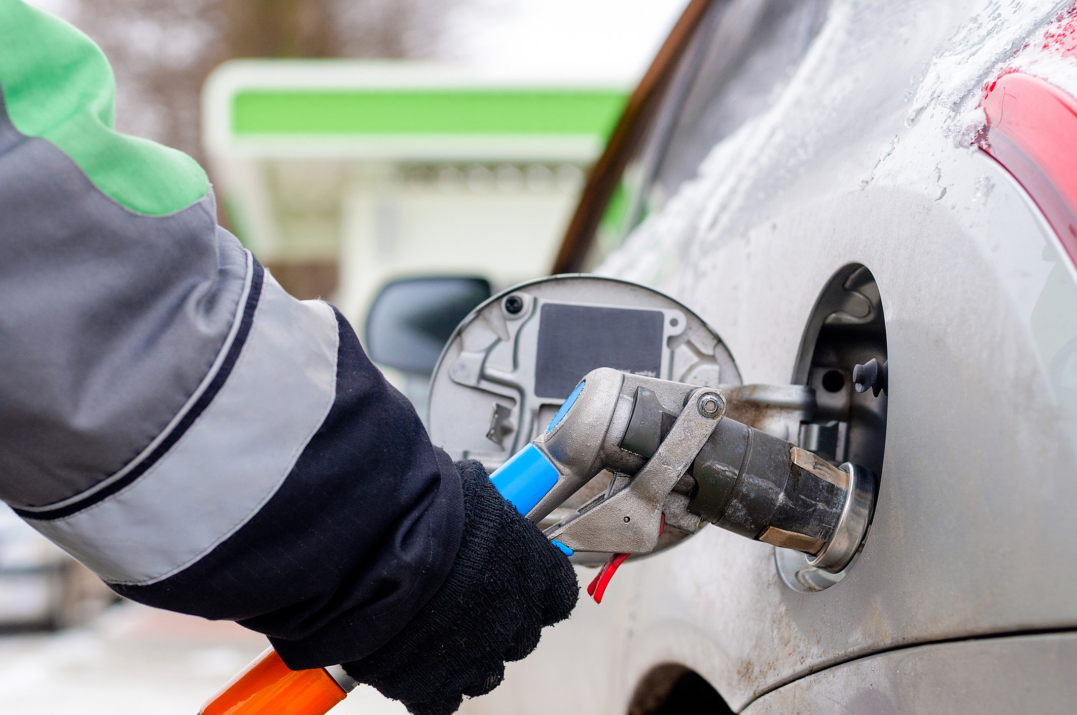 can u pump gas with the car on