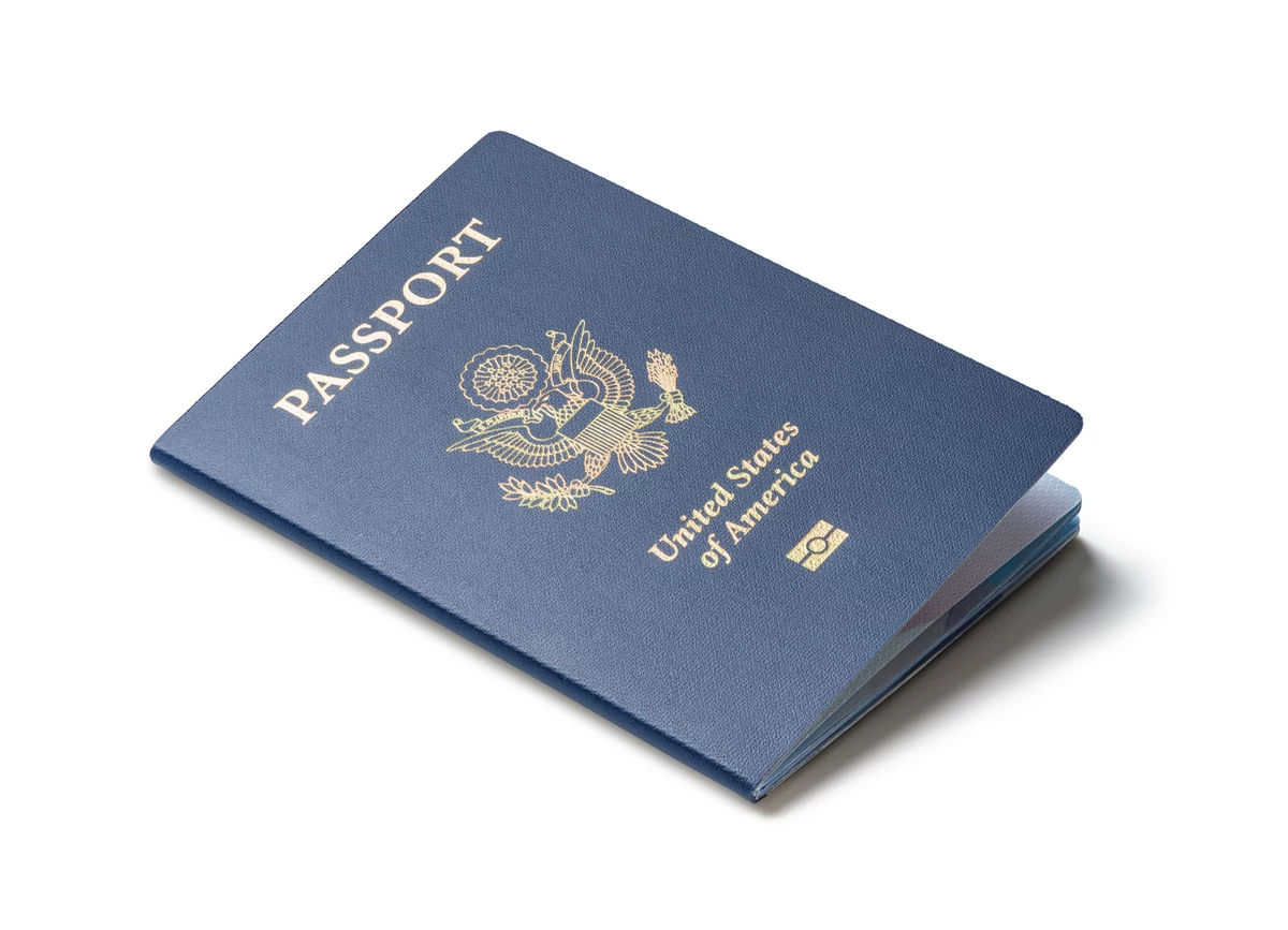 Американский паспорт на белом фоне