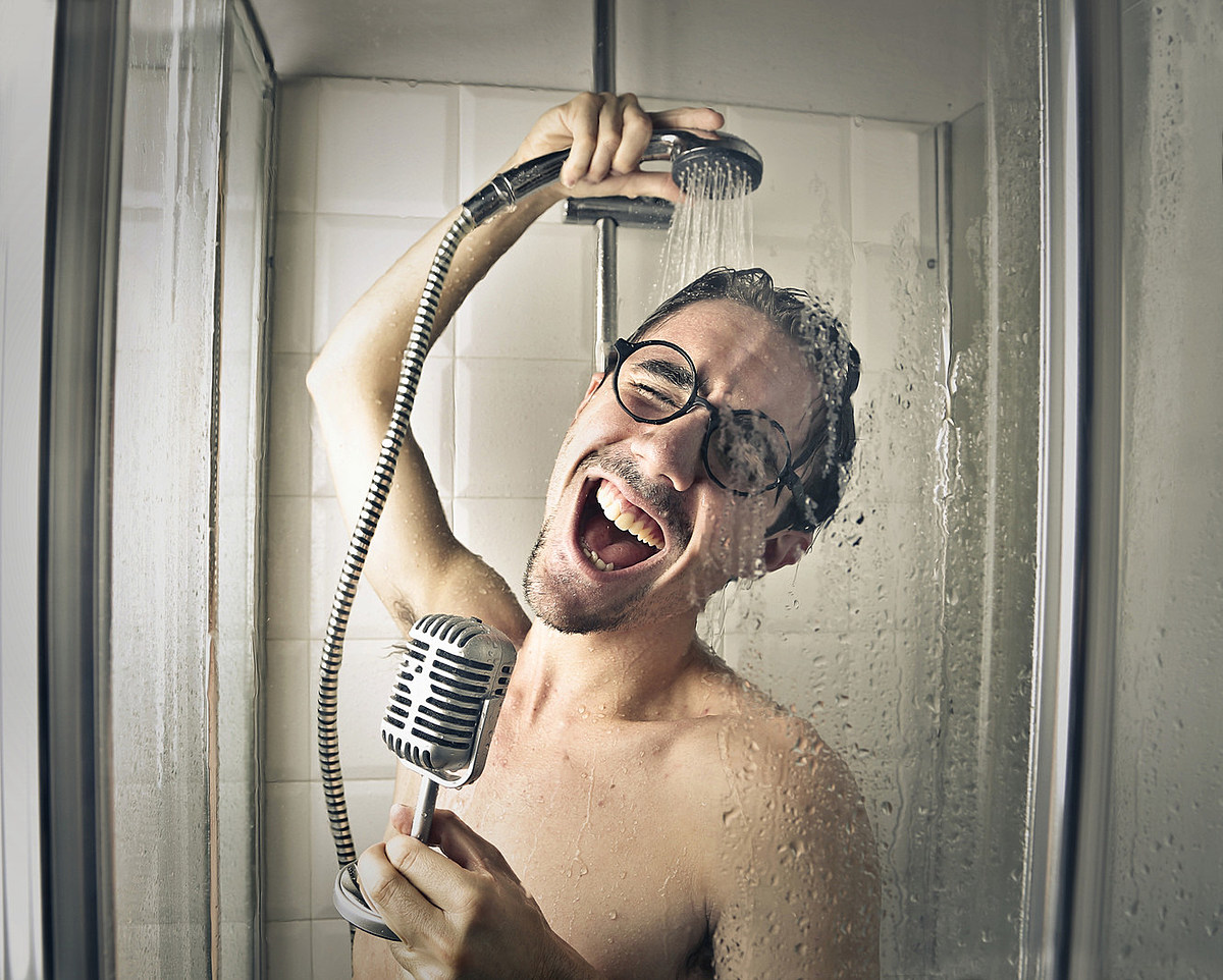 Have s shower. Человек в душе. Человек поет в душе. Мужчина поет в душе. Петь в ванной.