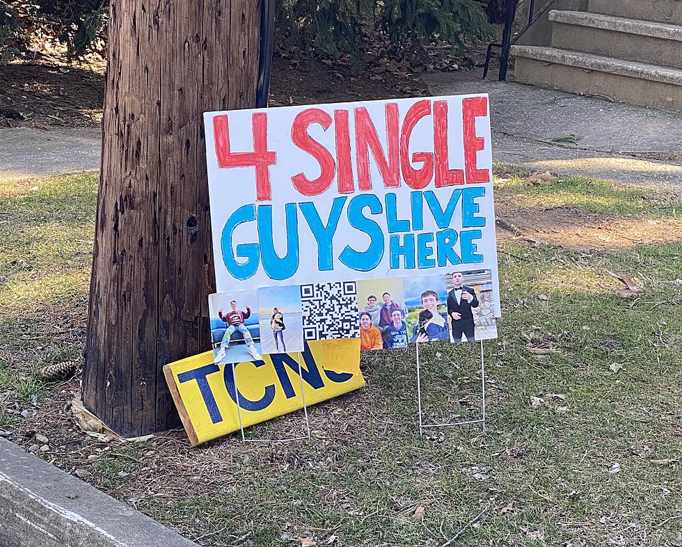 College Students Put Out Yard Sign to Meet People During Pandemic