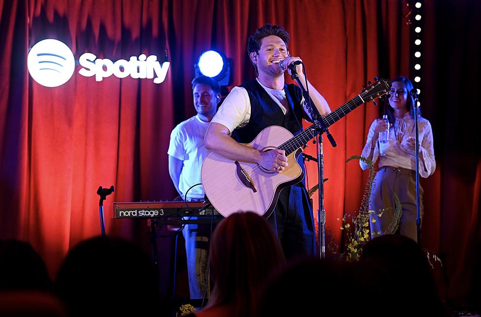 Niall Horan Spotted Signing Vinyls At This New Jersey Target