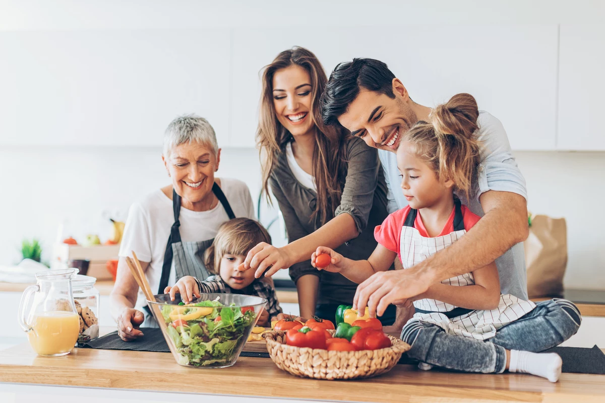 Что можно считать семьей. Семья на кухне. Счастливая семья на кухне. Счастливая здоровая семья. Счастливая семья в есте.