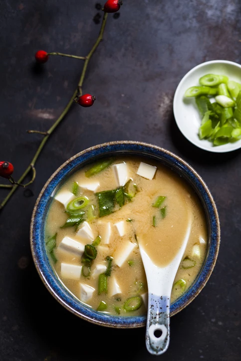 Sopa de missô, tofu de seda, alga wakame, cebolinha