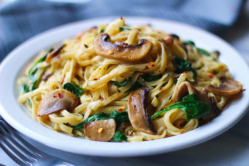 What We&#8217;re Cooking this Weekend: One-Pot Pasta With Spinach &#038; Mushrooms