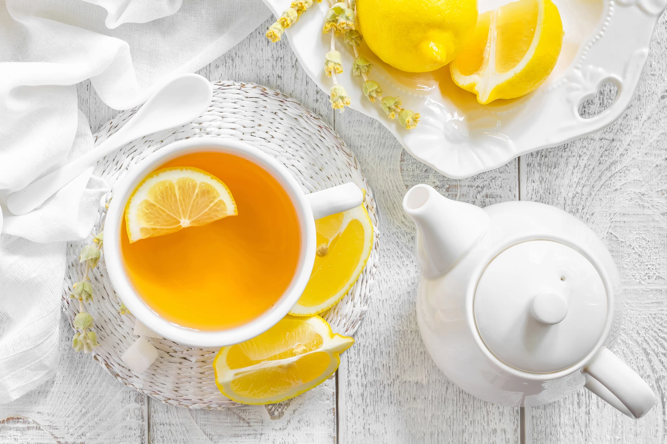 Чай с лимоном каждый день. Лимон Чой. Чай с лимоном. Чашка чая с лимоном. Доброе утро чай с лимоном.