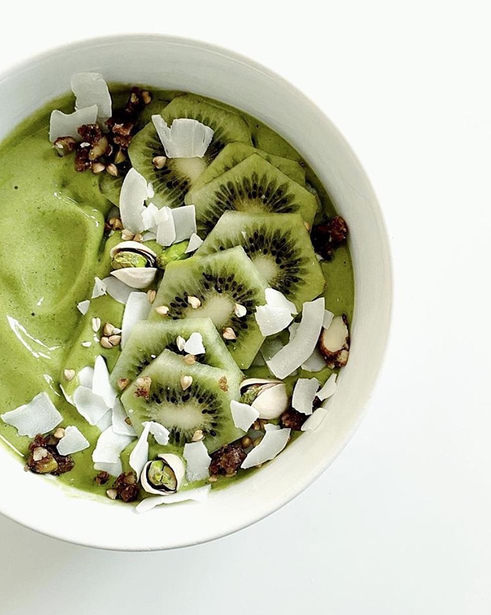 Make This Easy Coconut &#038; Kiwi Matcha Açai Bowl Rich In Chlorophyll