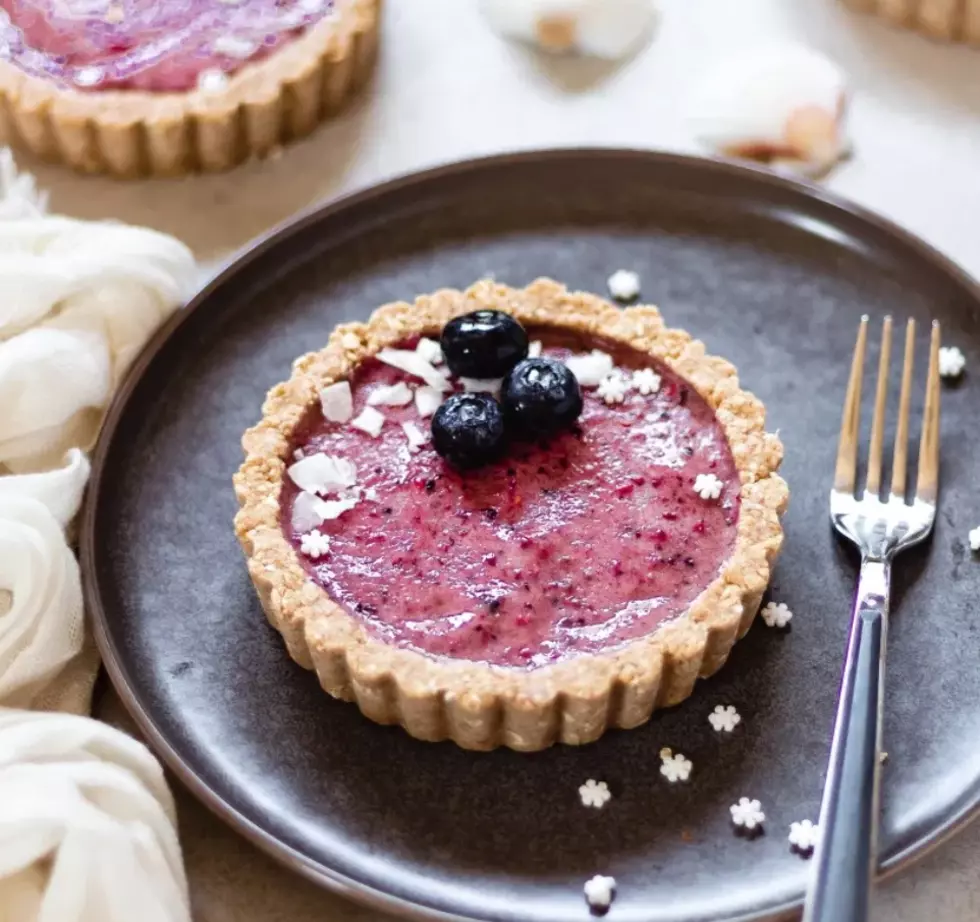 No-Bake Breakfast Bites: Healthy Vegan Berry Tarts Made with Fresh Fruit