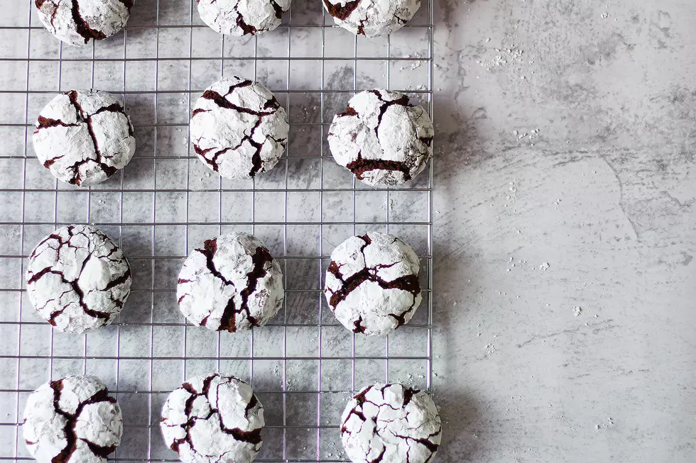 What We&#8217;re Cooking This Weekend: Festive Vegan Crinkle Cookies