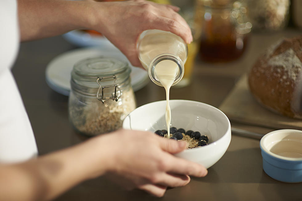 Which Plant-Based Milk is Healthier: Almond Milk or Oat Milk?