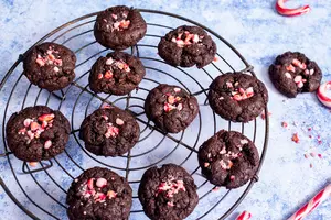Easy One-Bowl Vegan Peppermint Brownie Cookies in Under 20 Minutes