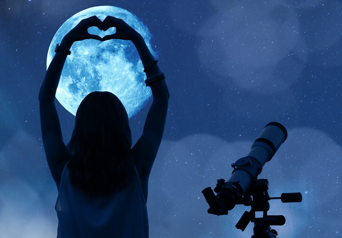 Затмение 8 апреля для знаков зодиака. Девушка с телескопом. Луна астрономы. Суперлуние девушка. Клубничная Луна 2022.
