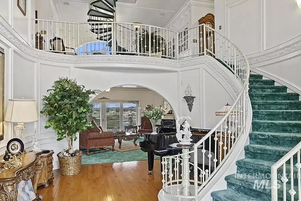 What’s Up With the Odd Green Carpet in This Twin Falls Monolith Home?