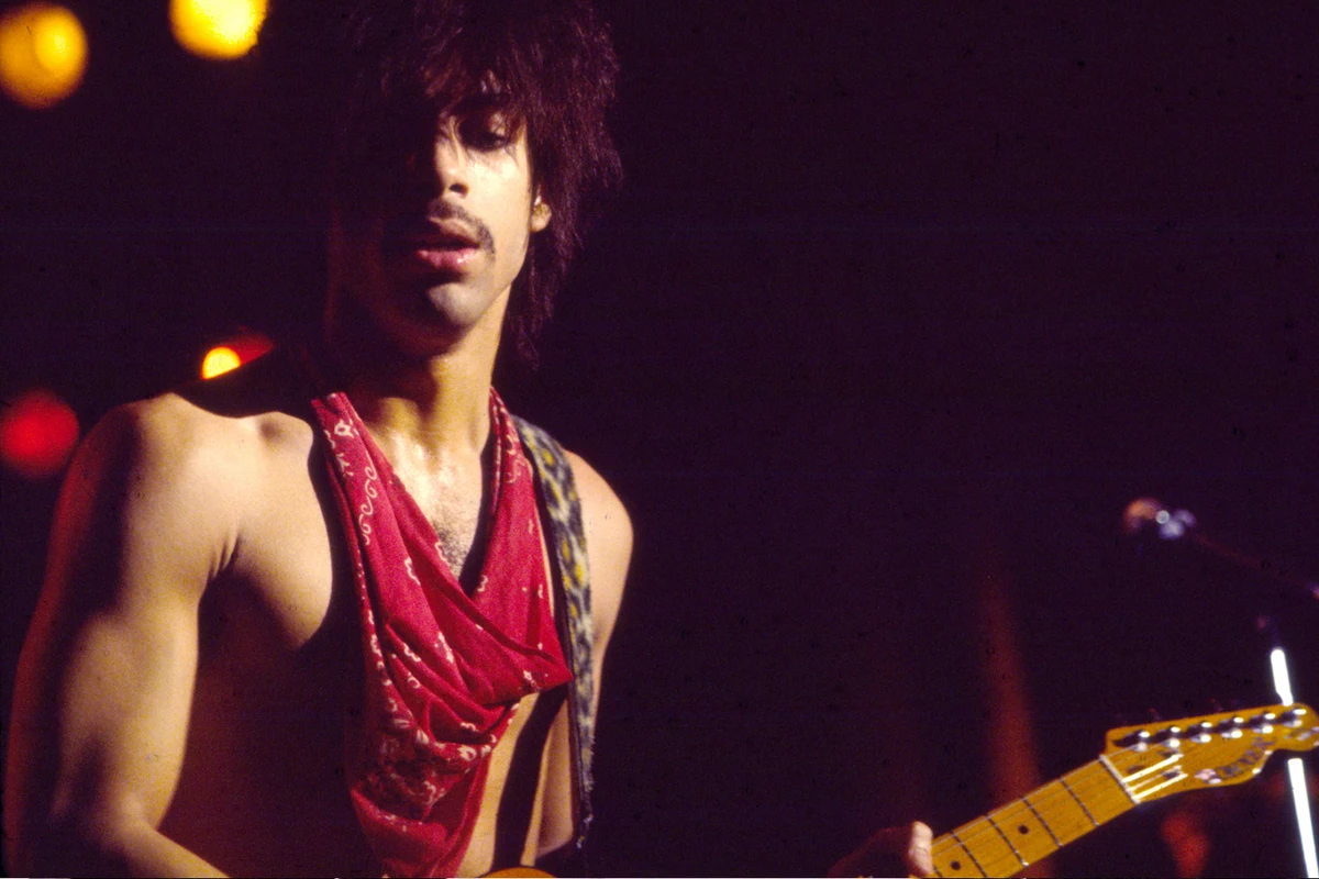 Холодный принц песня. Prince 1981 фото на сцене. Prince Dirty Mind Tour. Prince играет на гитаре.