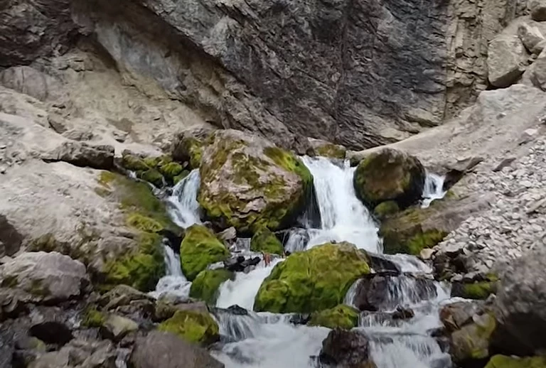 This Wyoming River Turns On Off Naturally