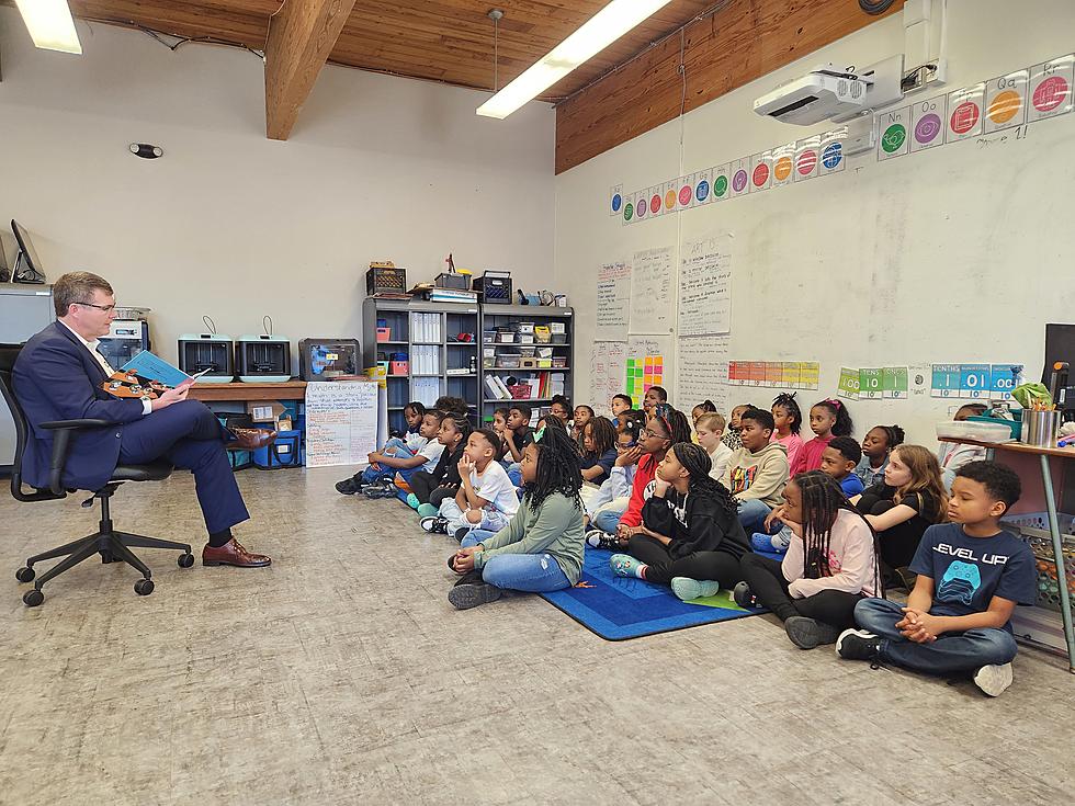 Mayor Walt Maddox Reads To Elementary School for Reading Week