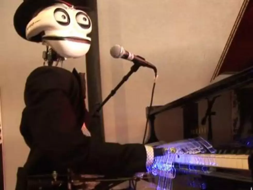 Multitasking Robot Sings &#8216;We Are The Champions&#8217; While Playing Piano [VIDEO]