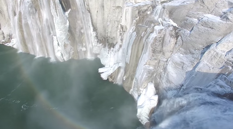 Guy Braves Cold Weather, Captures Incredible Video of Shoshone Falls and Perrine Bridge (WATCH)