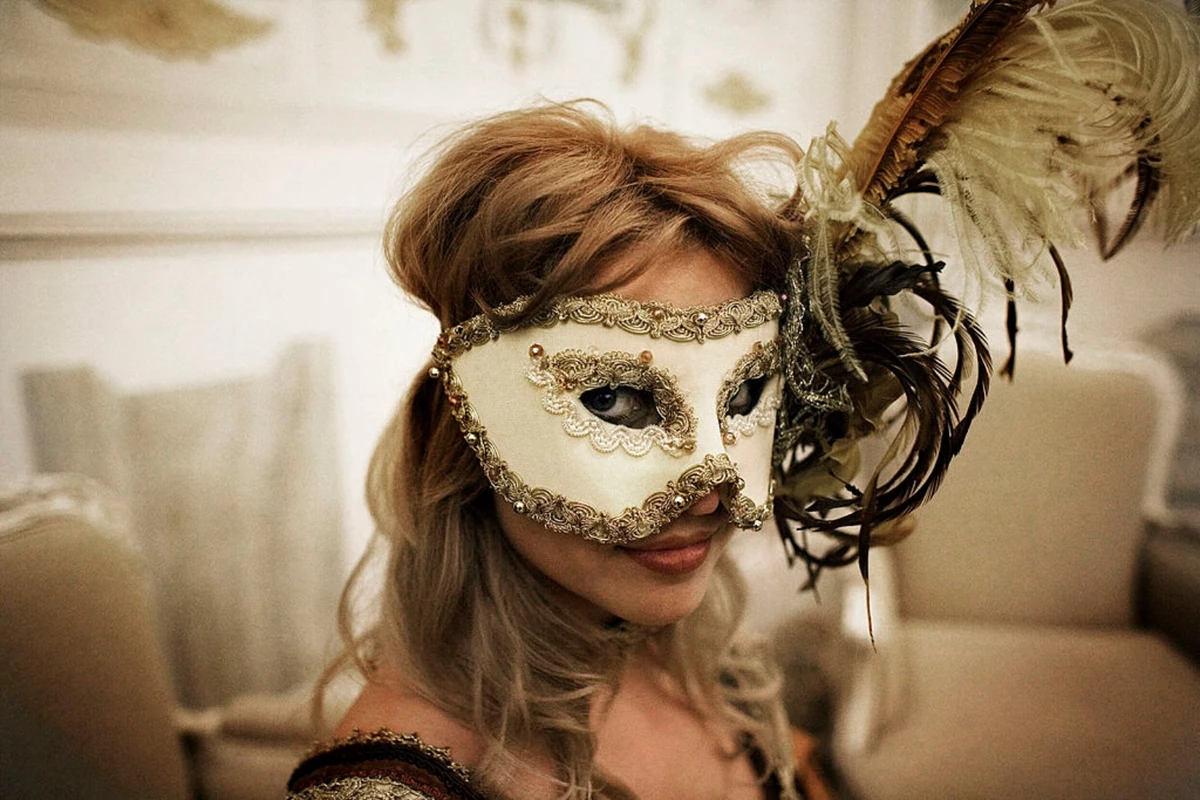 Блондинка в маске домашнее. Прическа в венецианском стиле. Блондинка в маске. Девушка в маске новый год. Девушка в карнавальной маске удивляется.